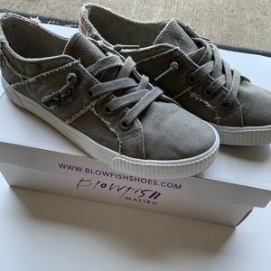 30. Grey distressed zipper side sneakers blowfish